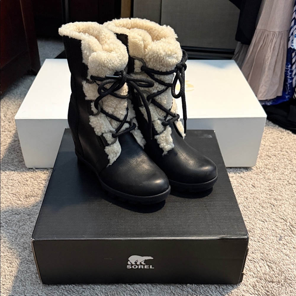 Sorel Women's Black Boots with Cream Fleece- nwt